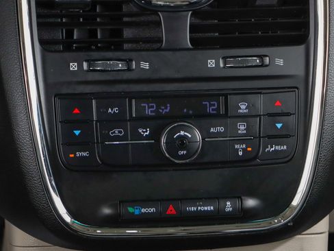 Used 2014 Chrysler Town & Country Touring image 20