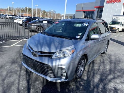 Used 2020 Toyota Sienna Limited image 1