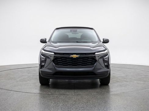 Used 2025 Chevrolet Trax LT FWD image 2