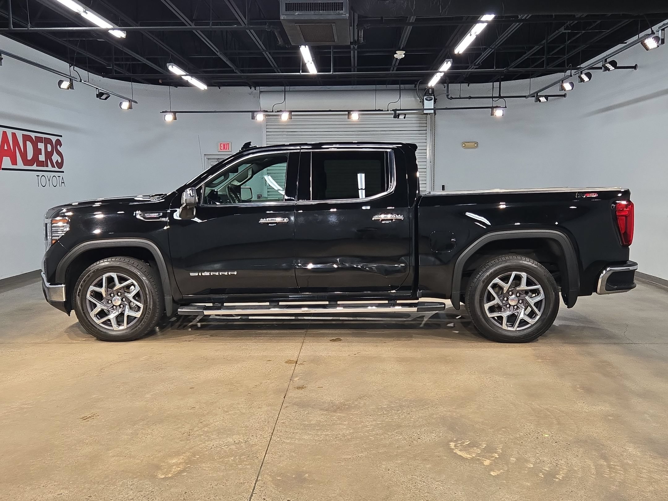 Used 2023 GMC Sierra 1500 SLT w/ SLT Convenience Package AWD/4WD image 4