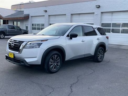 Used 2024 Nissan Pathfinder S image 5