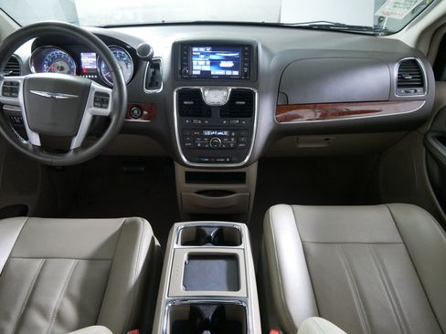 Used 2013 Chrysler Town & Country Touring-L w/ Driver Convenience Group FWD image 10
