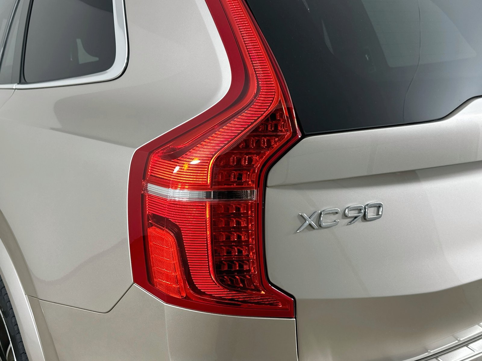 Used 2025 Volvo XC90 B6 Plus w/ Protection Package Premier AWD/4WD image 12