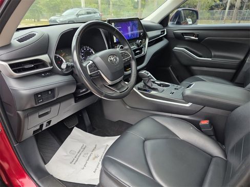 Used 2024 Toyota Highlander XLE image 28