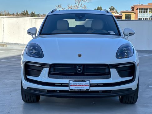 Certified 2025 Porsche Macan image 11