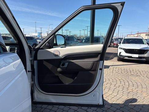 Used 2018 Land Rover Discovery HSE image 35