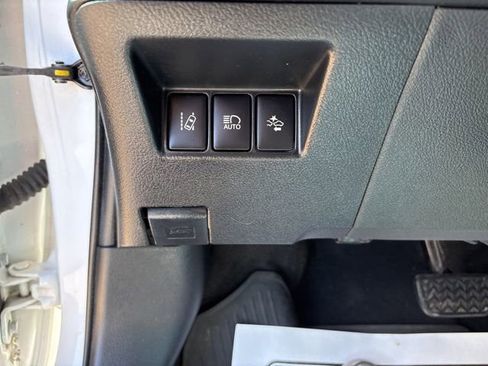 Used 2018 Toyota Yaris L image 19