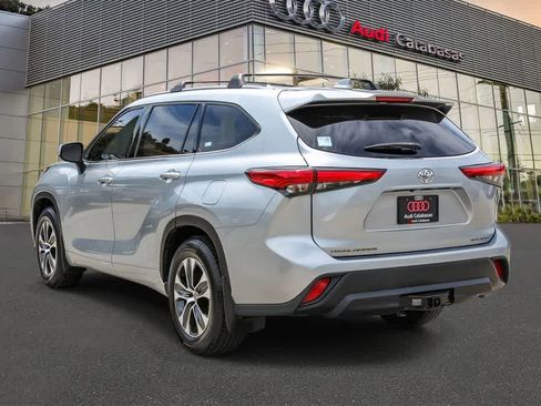 Used 2021 Toyota Highlander XLE AWD/4WD image 2