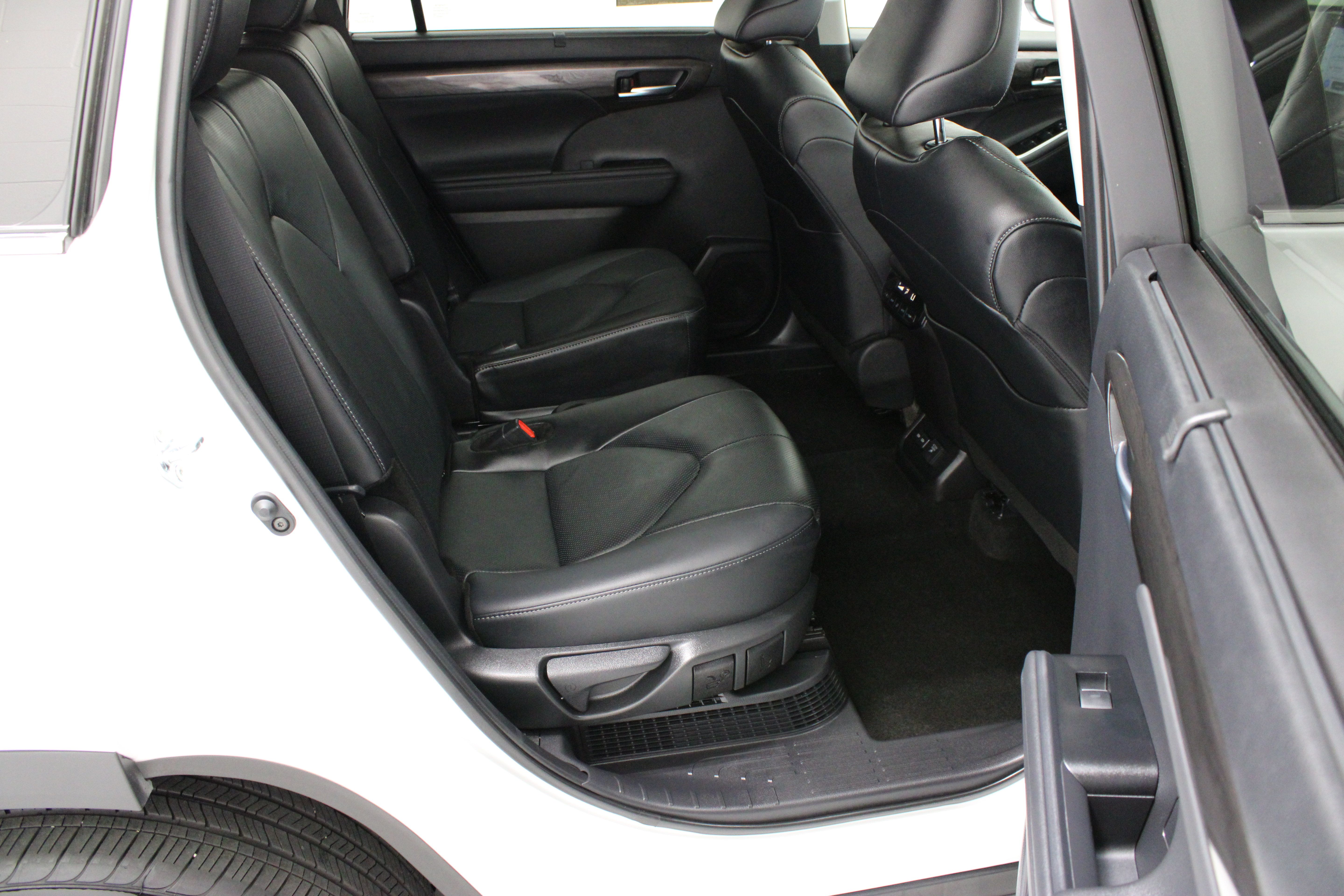 Used 2026 Toyota Highlander Limited AWD/4WD image 38