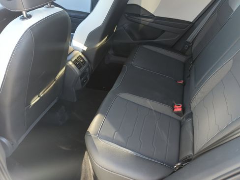 Certified 2025 Volkswagen Taos SE w/ Panoramic Sunroof Package image 17