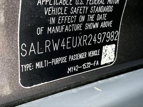 Used 2024 Land Rover Discovery Metropolitan Edition image 33