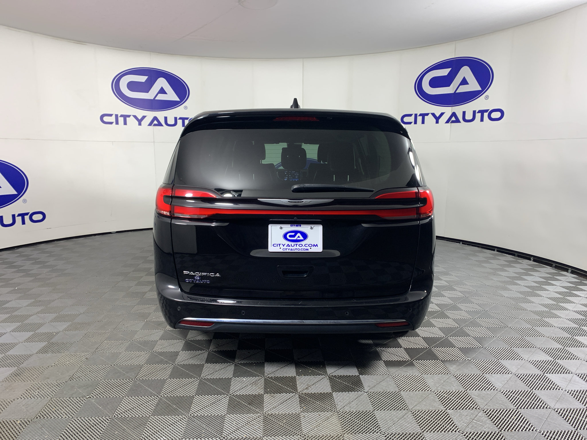 Used 2024 Chrysler Pacifica Touring-L FWD image 4