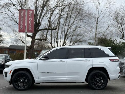 Used 2022 Jeep Grand Cherokee Overland w/ Luxury Tech Group IV image 2