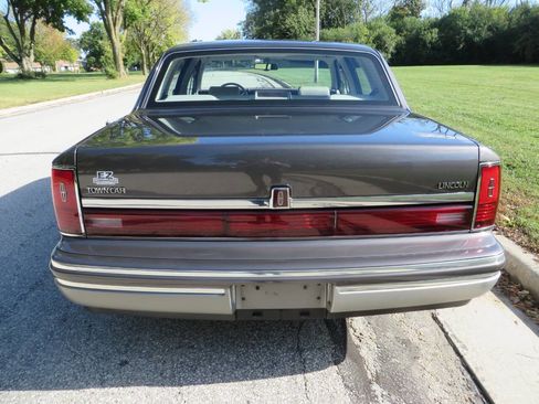 Used 1992 Lincoln Town Car Signature image 4