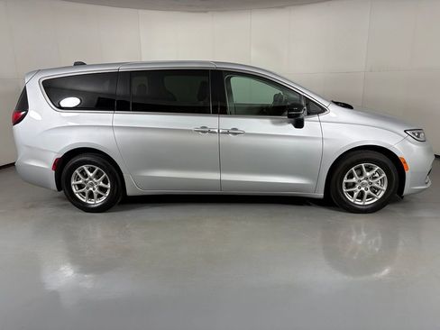 Used 2024 Chrysler Pacifica Touring-L FWD image 9