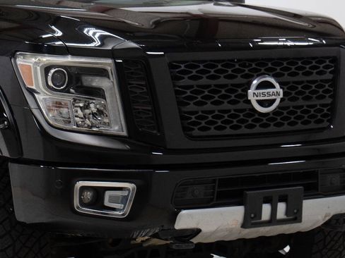 Used 2018 Nissan Titan PRO-4X w/ Pro-4x Convenience Package AWD/4WD image 9
