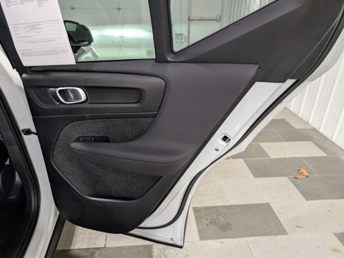 Used 2025 Volvo XC40 B5 Plus image 24