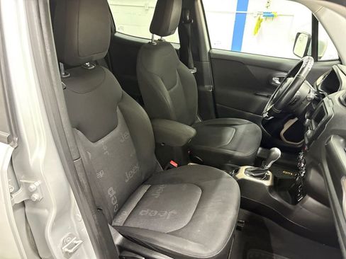 Used 2017 Jeep Renegade Latitude AWD/4WD image 17