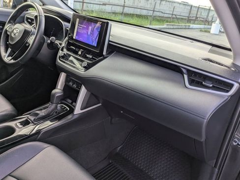 Used 2024 Toyota Corolla Cross XLE image 6