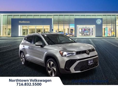 Certified 2025 Volkswagen Taos SE w/ Panoramic Sunroof Package image 1
