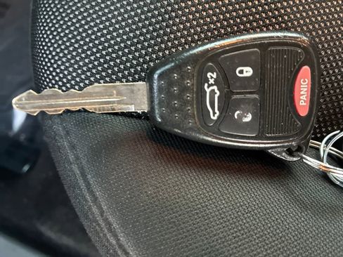 Used 2013 Dodge Avenger SE image 27