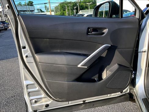 Used 2025 Toyota Corolla Cross AWD Hybrid w/ Moonroof Package image 23