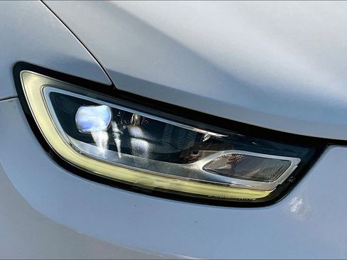 Used 2022 Chrysler Pacifica Touring-L w/ Uconnect Theater Family Group FWD image 27