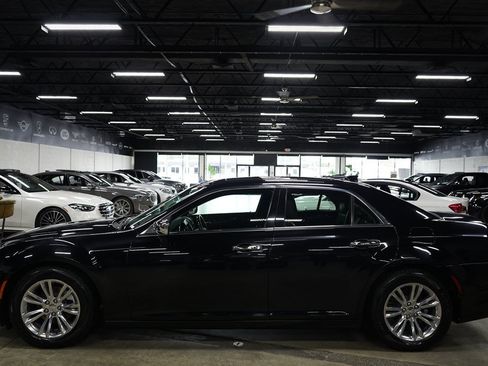 Used 2017 Chrysler 300 C RWD image 2