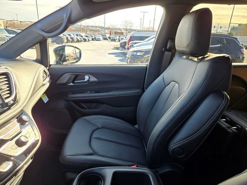 New 2026 Chrysler Pacifica Select AWD/4WD image 22