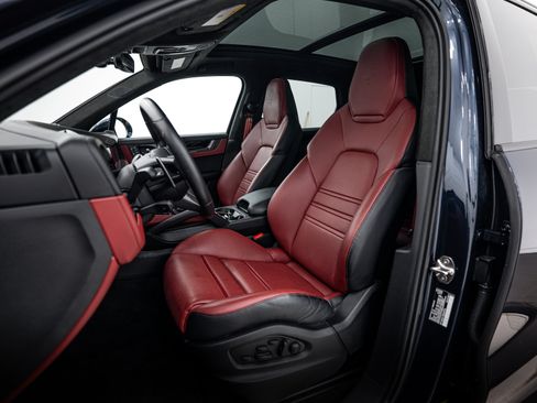 Certified 2025 Porsche Cayenne GTS AWD/4WD image 5