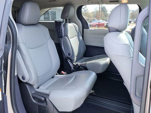 Used 2022 Toyota Sienna XLE image 10