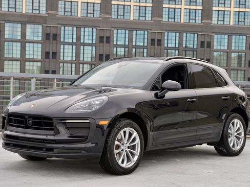 Certified 2025 Porsche Macan image 1