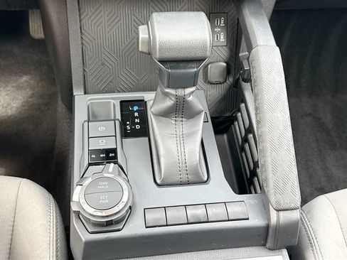 Used 2024 Toyota Tacoma SR5 AWD/4WD image 17