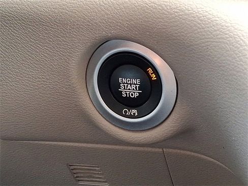 Used 2024 Chrysler Pacifica Touring-L image 22