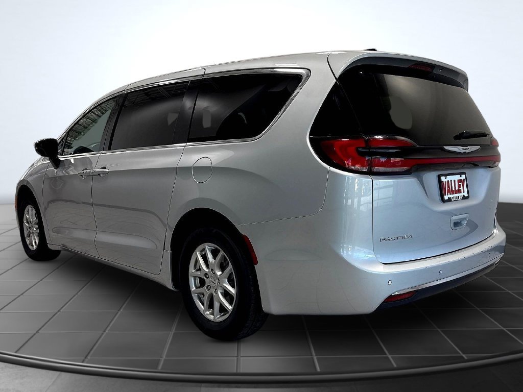 Used 2024 Chrysler Pacifica Touring-L FWD image 6