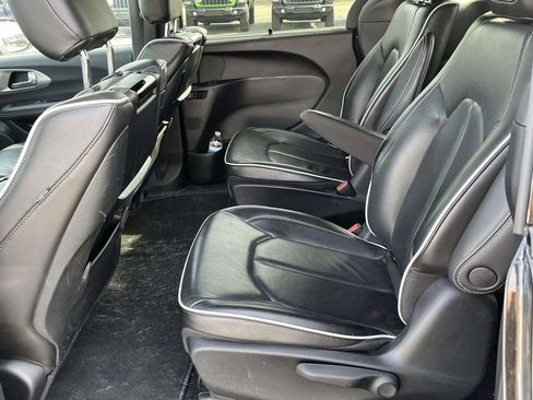 Used 2023 Chrysler Pacifica Limited w/ Uconnect Theater Family Group image 14