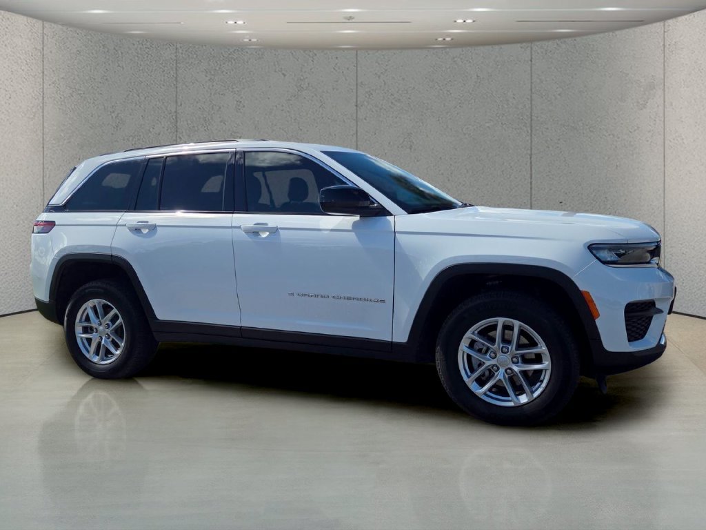 Used 2025 Jeep Grand Cherokee Laredo RWD image 3