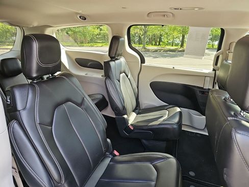 Used 2023 Chrysler Pacifica Touring-L FWD image 16