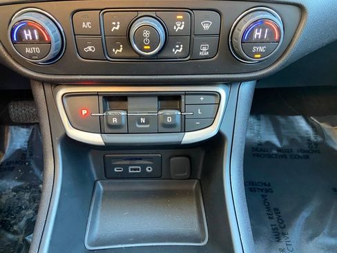 Used 2024 GMC Terrain SLT image 19