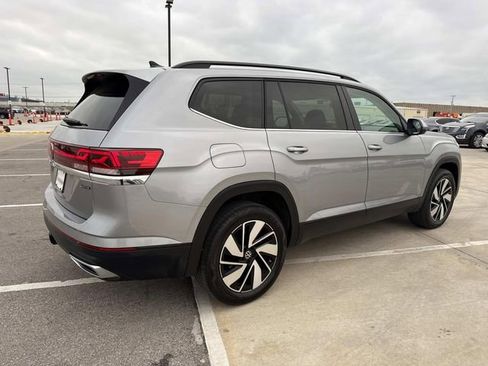 Used 2025 Volkswagen Atlas SE image 2