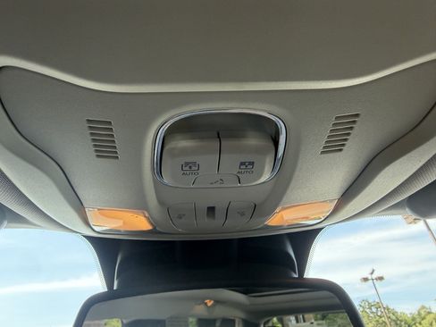 Used 2018 Jeep Renegade Latitude w/ Popular Equipment Group FWD image 22