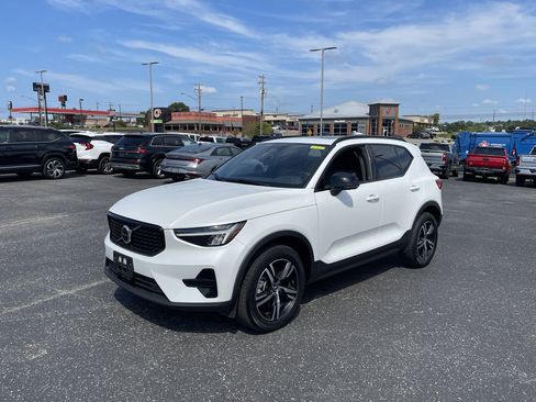 Used 2024 Volvo XC40 B5 Core image 1
