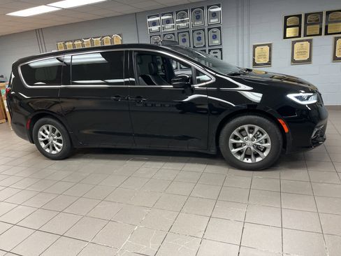 Used 2026 Chrysler Pacifica Limited image 17