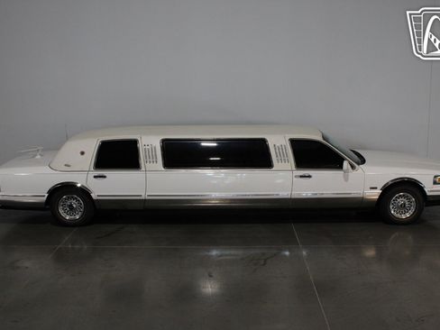 Used 1996 Lincoln Town Car Executive image 24