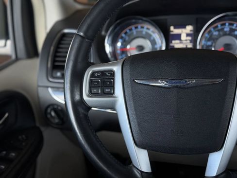 Used 2015 Chrysler Town & Country Touring FWD image 23