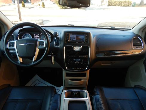Used 2013 Chrysler Town & Country Touring-L image 21