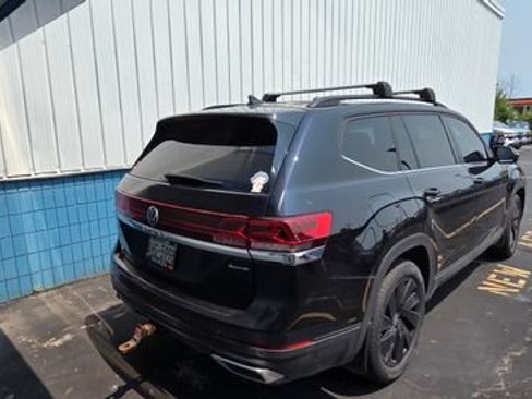 Used 2024 Volkswagen Atlas SE w/ Panoramic Sunroof Package AWD/4WD image 3