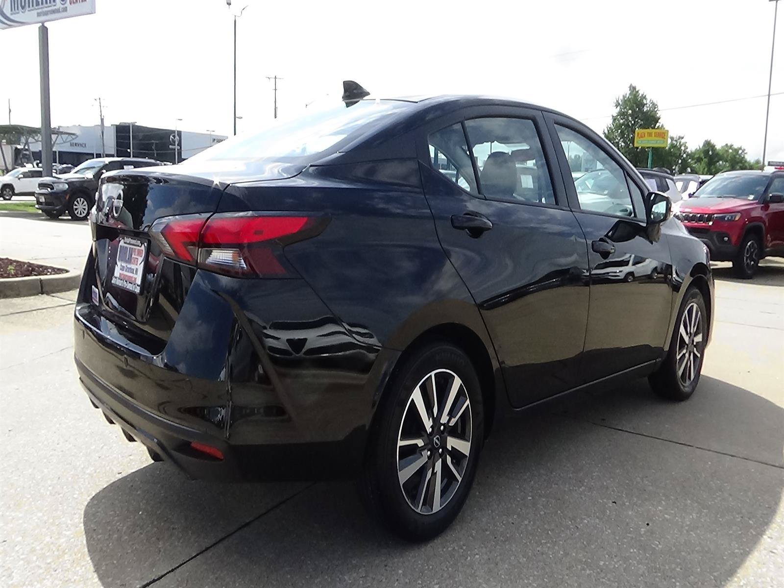 Used 2025 Nissan Versa SV FWD image 5