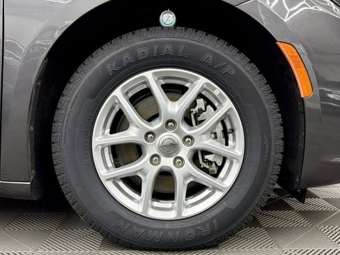 Used 2021 Chrysler Pacifica Touring-L image 28