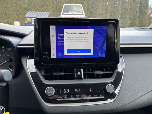 Used 2025 Toyota Corolla LE image 25